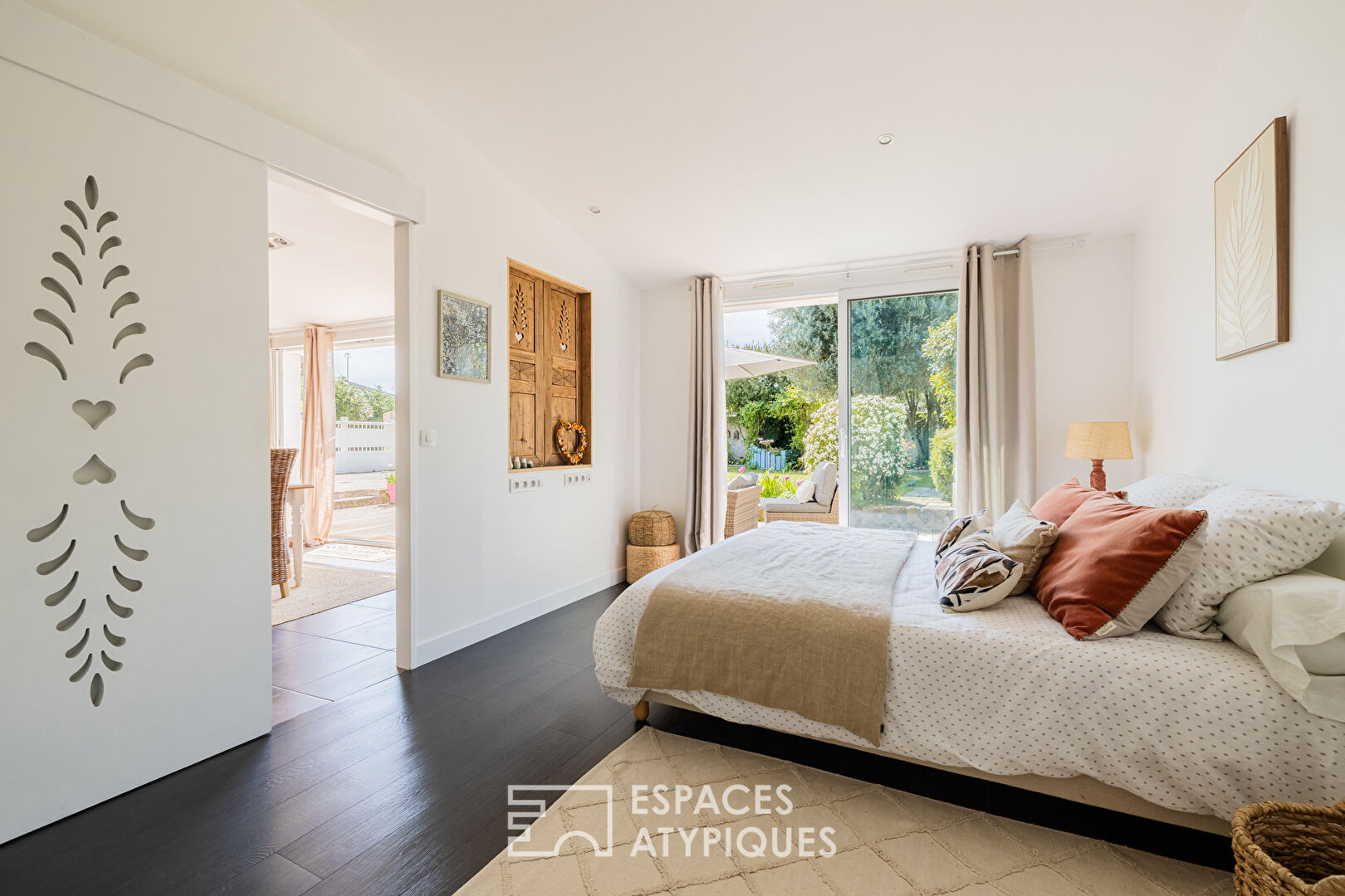 Flowery town house by the sea