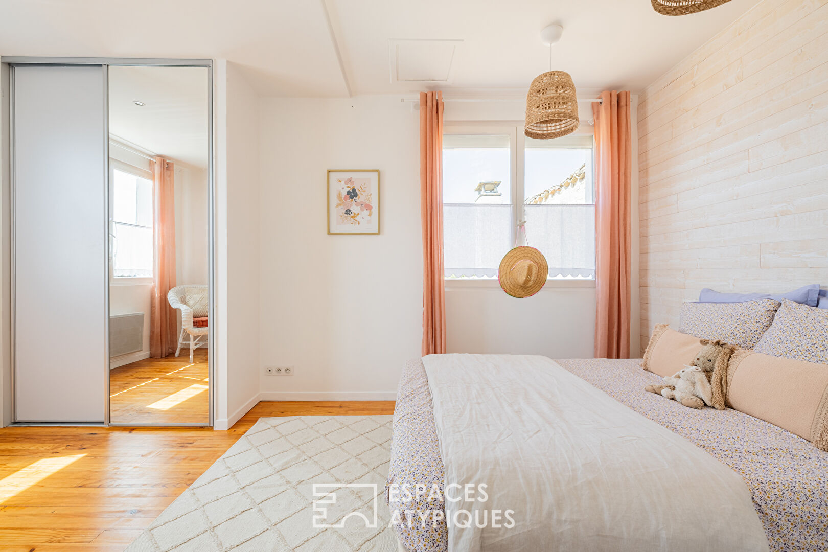 Flowery town house by the sea