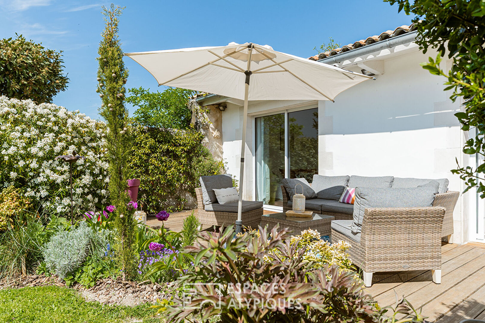 Flowery town house by the sea
