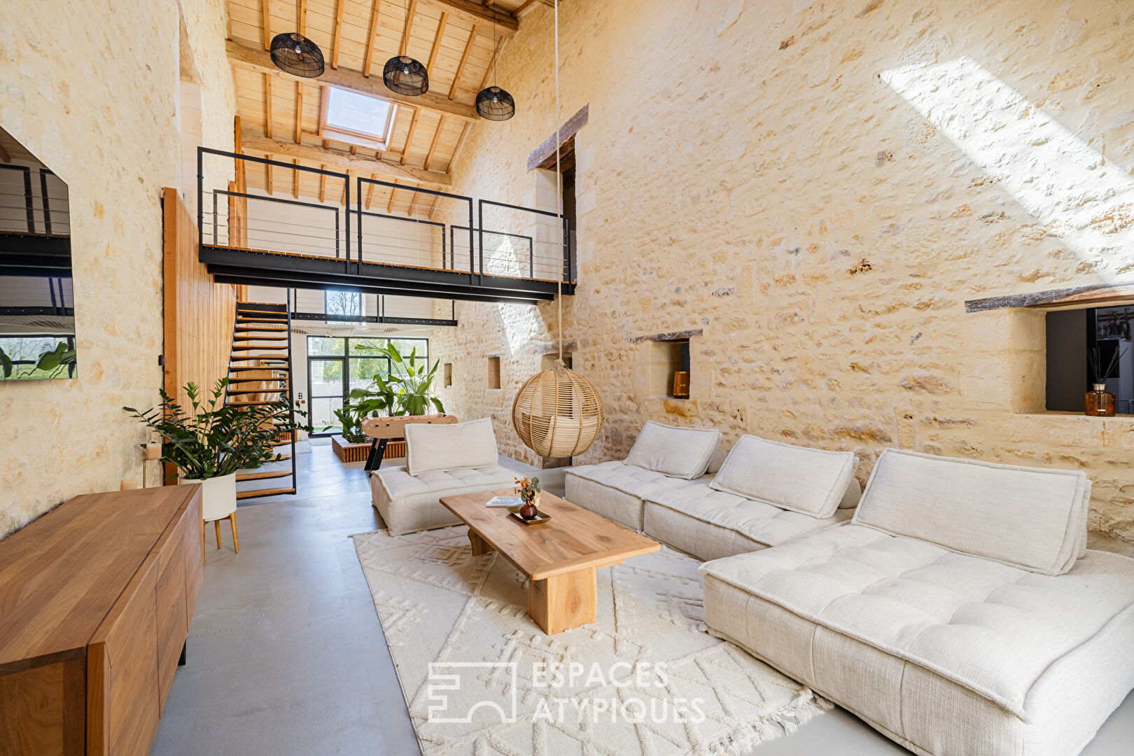 Grange rénovée en esprit loft