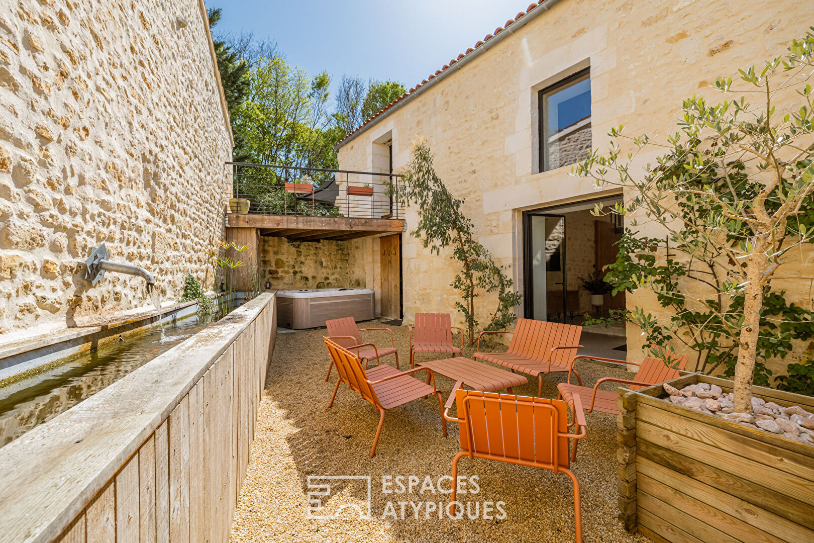 Grange rénovée en esprit loft