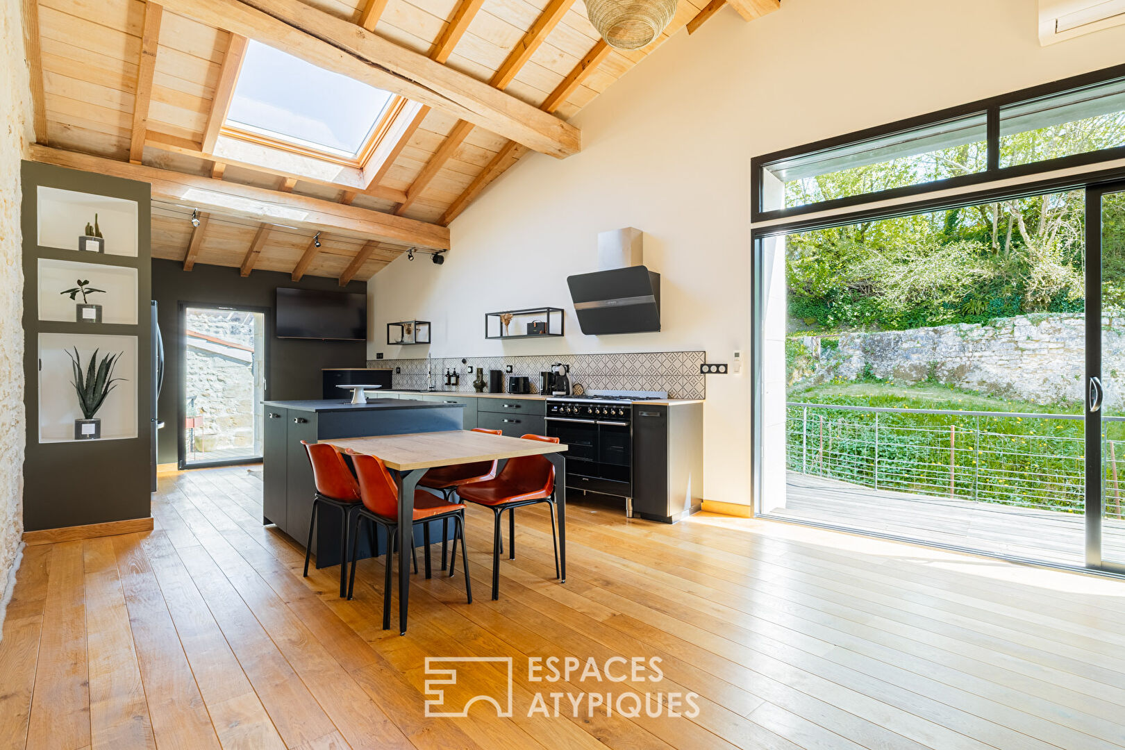 Grange rénovée en esprit loft