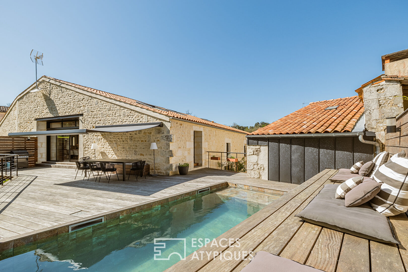 Grange rénovée en esprit loft