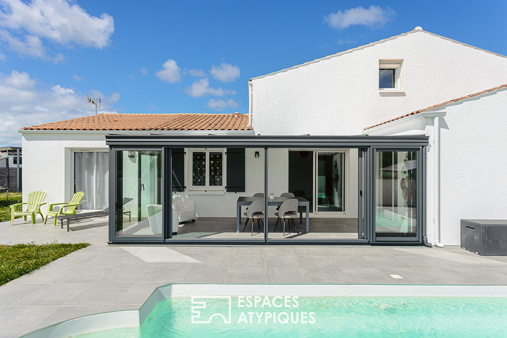 Family home and its swimming pool