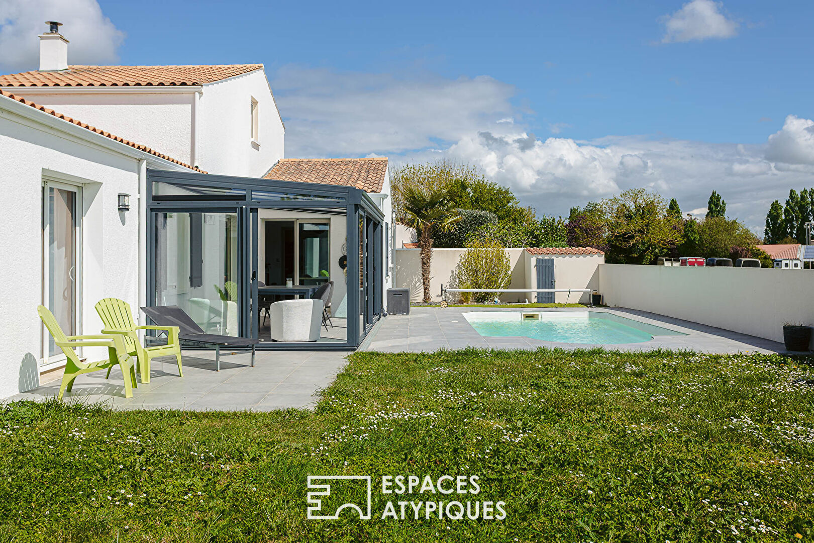 Family home and its swimming pool