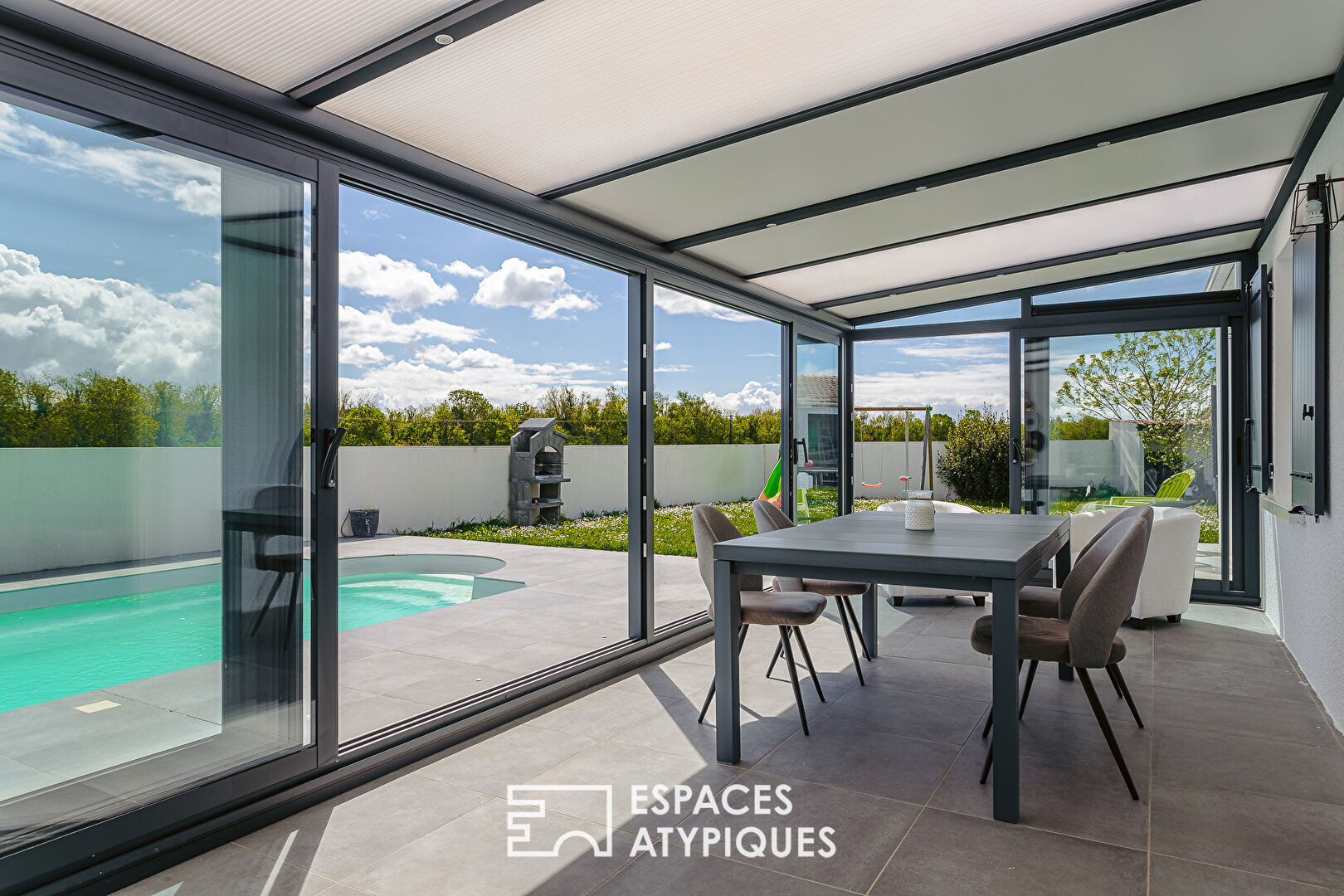 Family home and its swimming pool