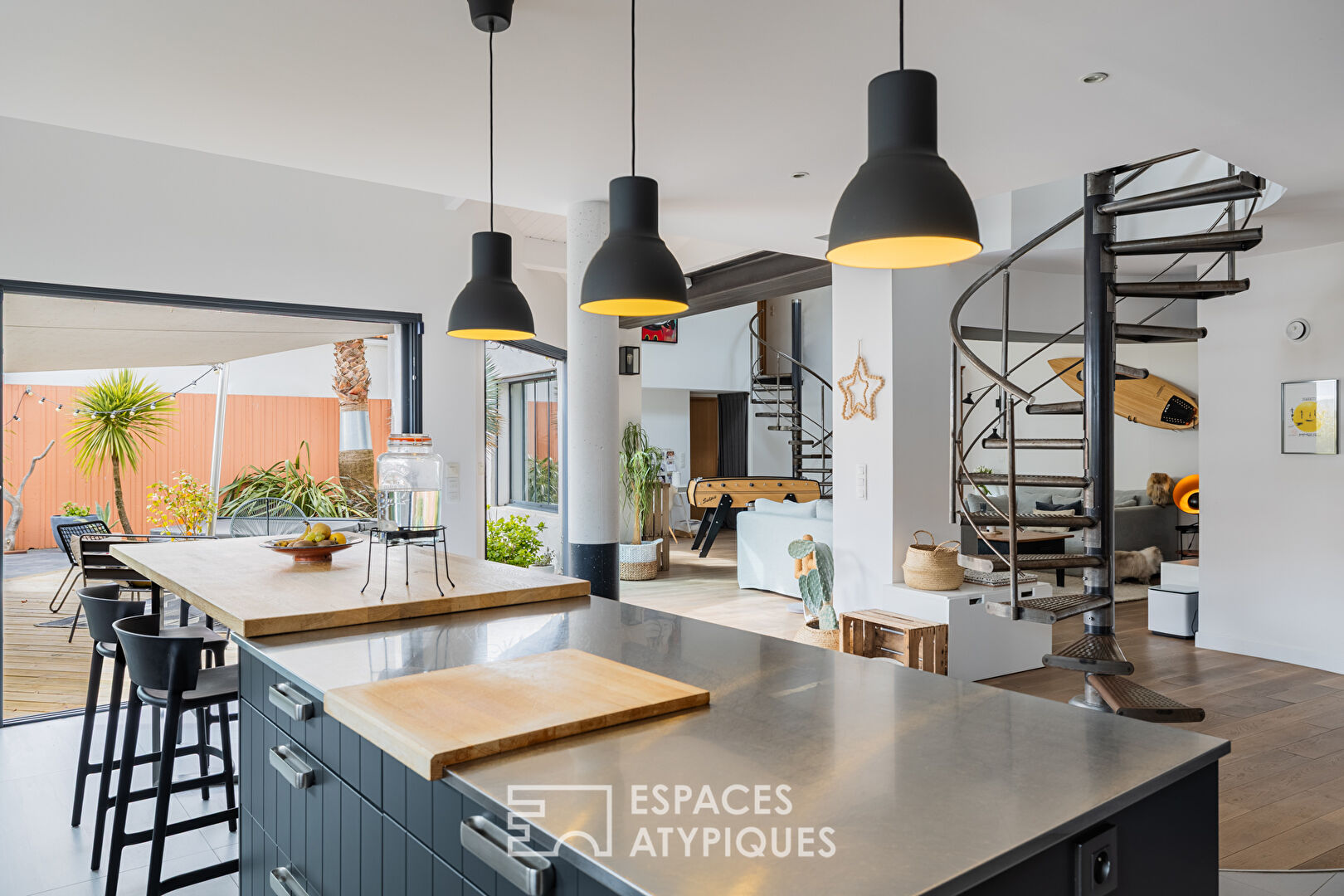 Un ancien chai familial sublimé en une lumineuse maison d’architecte