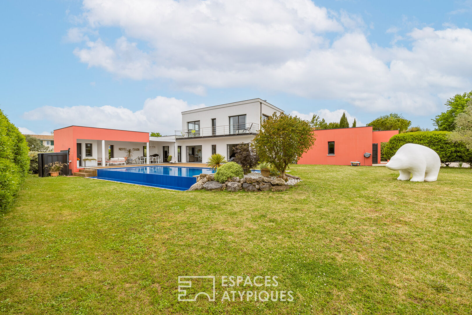 Villa contemporaine et sa piscine à débordement