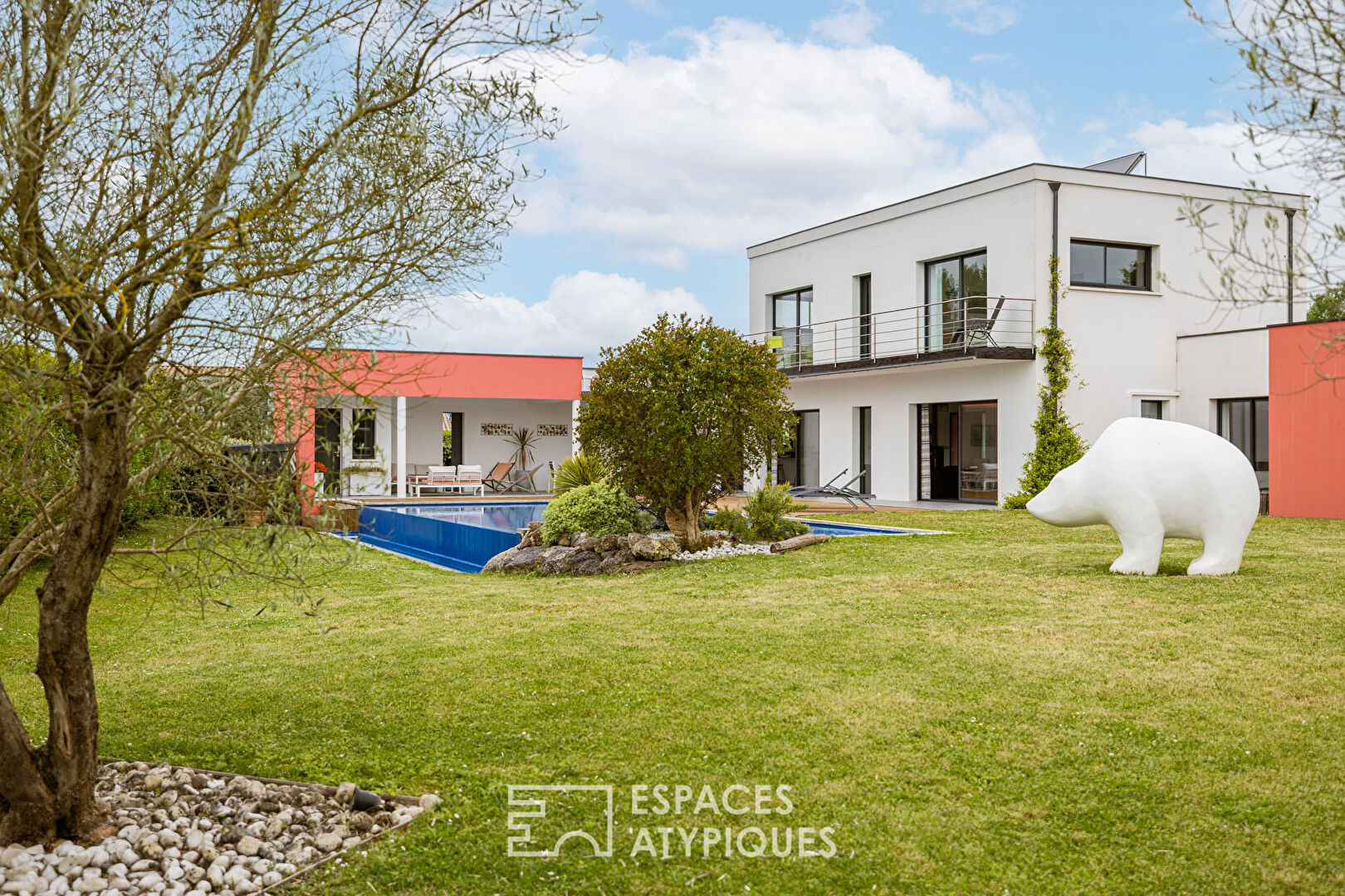 Villa contemporaine et sa piscine à débordement