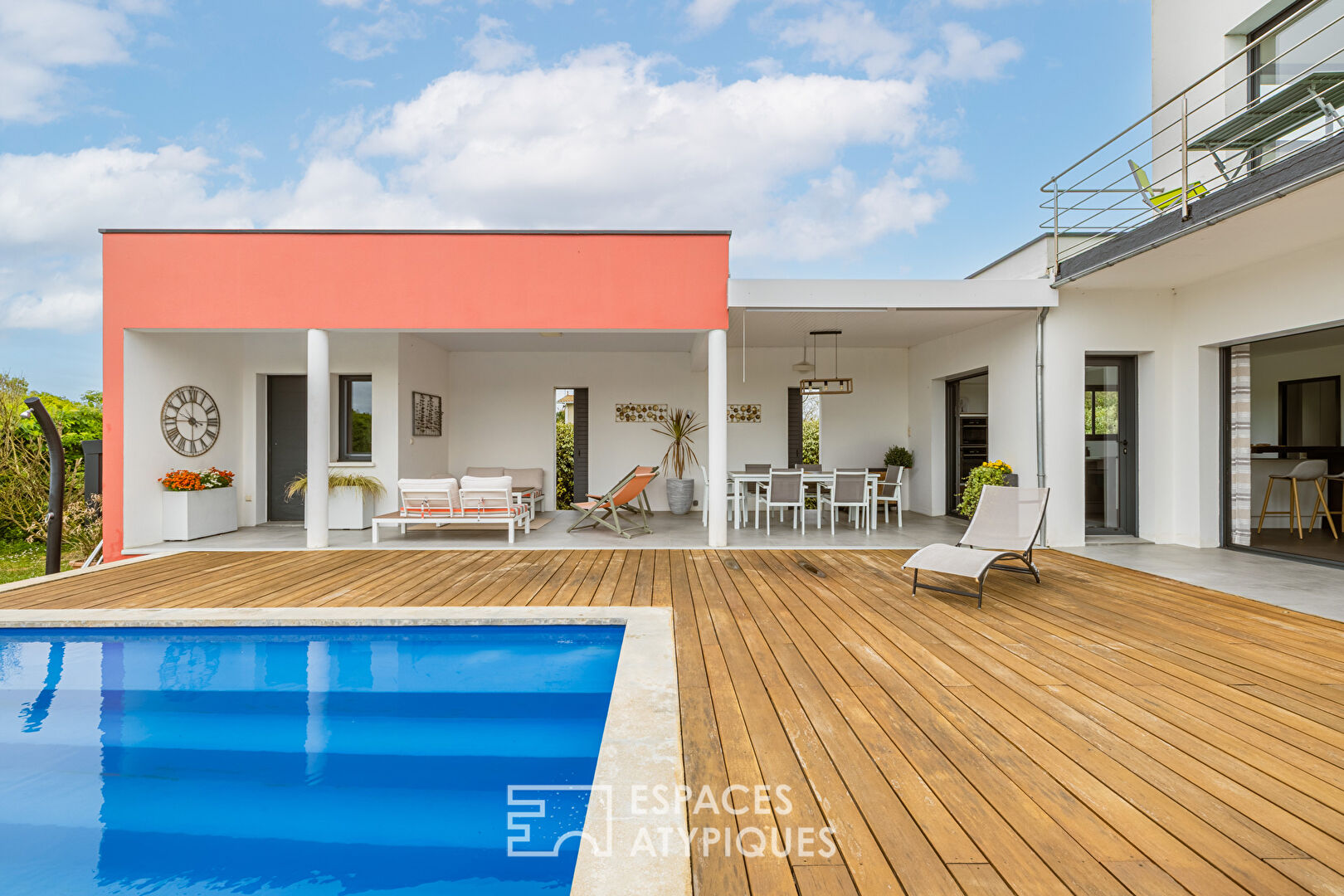 Villa contemporaine et sa piscine à débordement