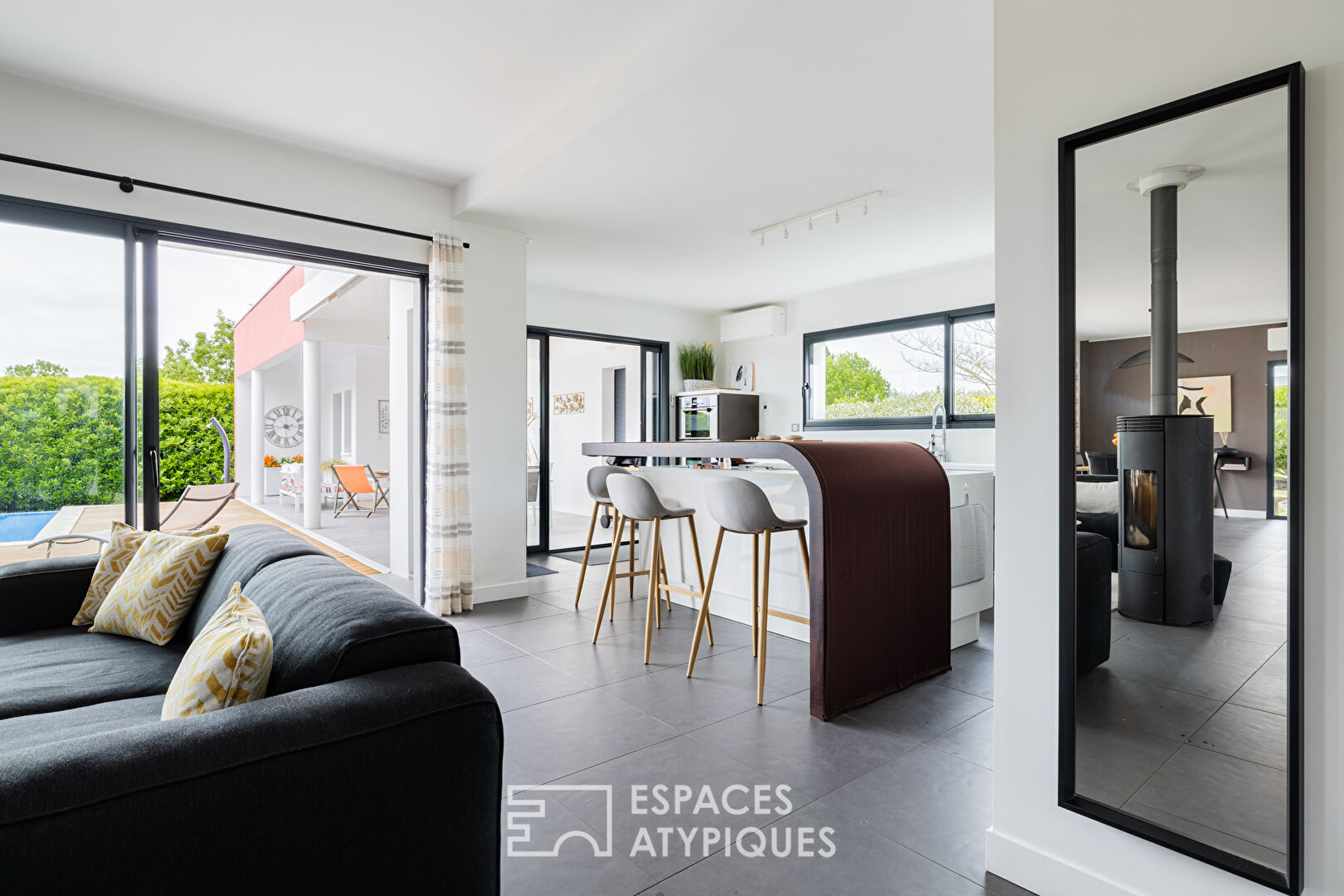 Villa contemporaine et sa piscine à débordement