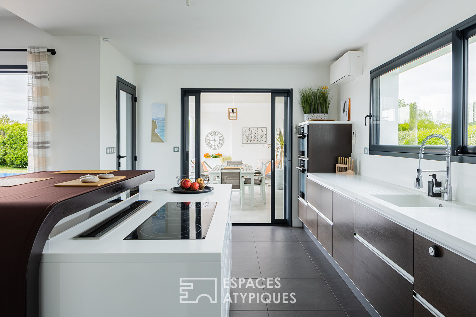 Villa contemporaine et sa piscine à débordement
