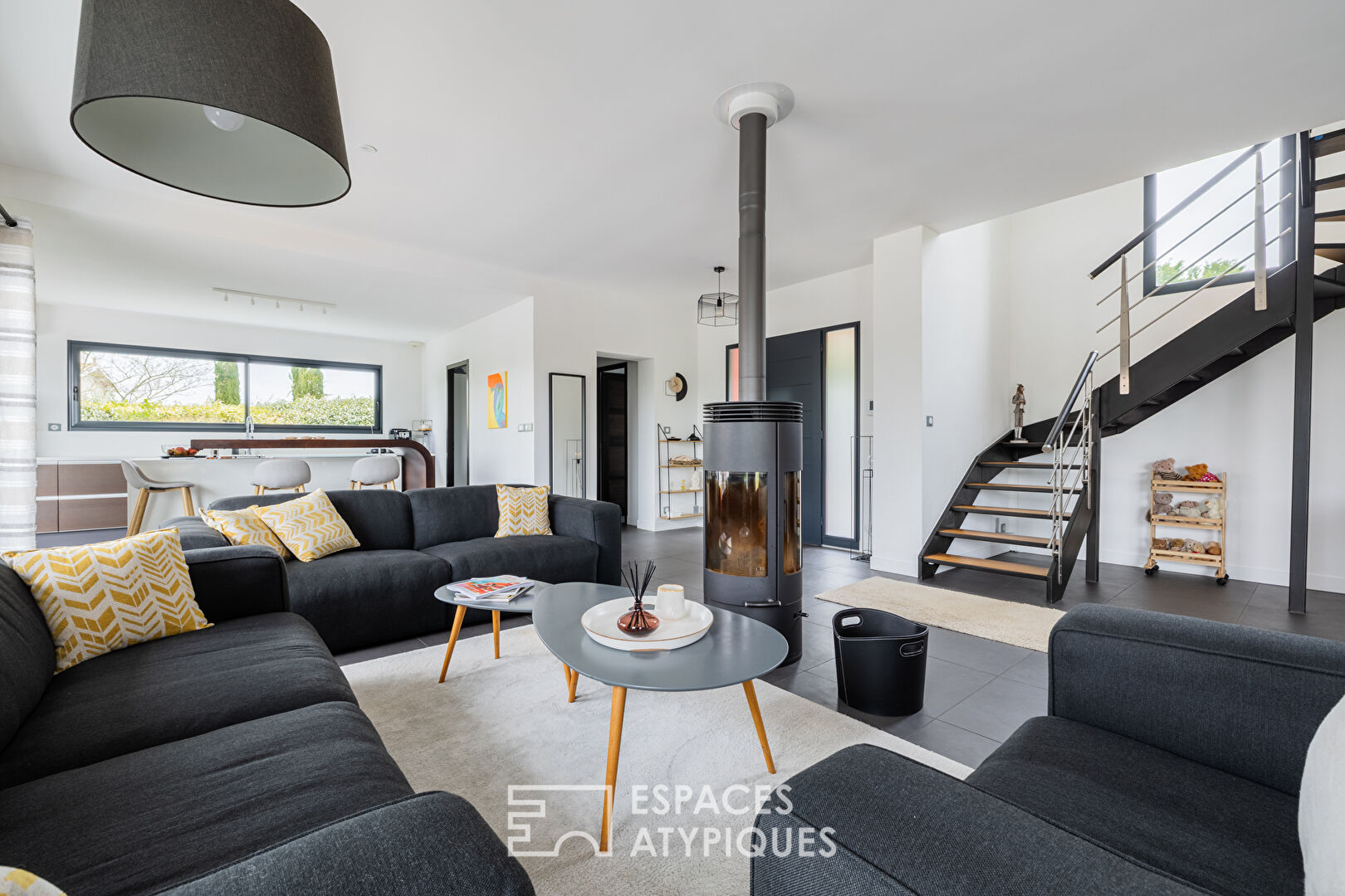 Villa contemporaine et sa piscine à débordement
