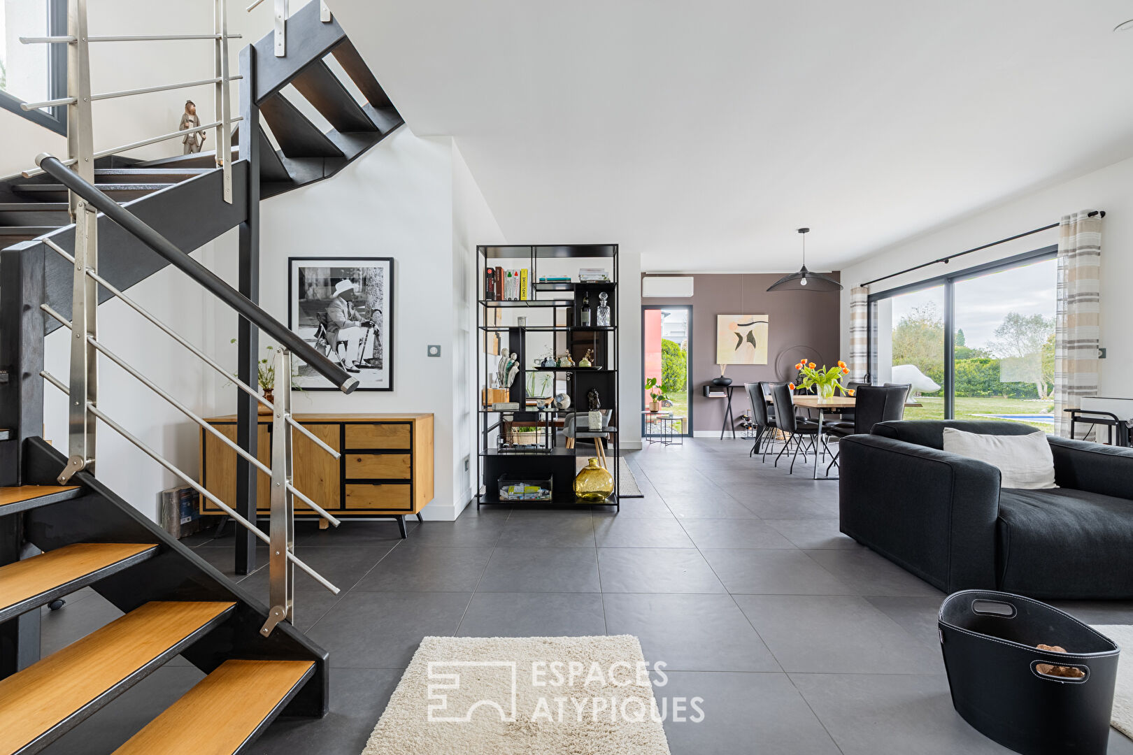 Villa contemporaine et sa piscine à débordement