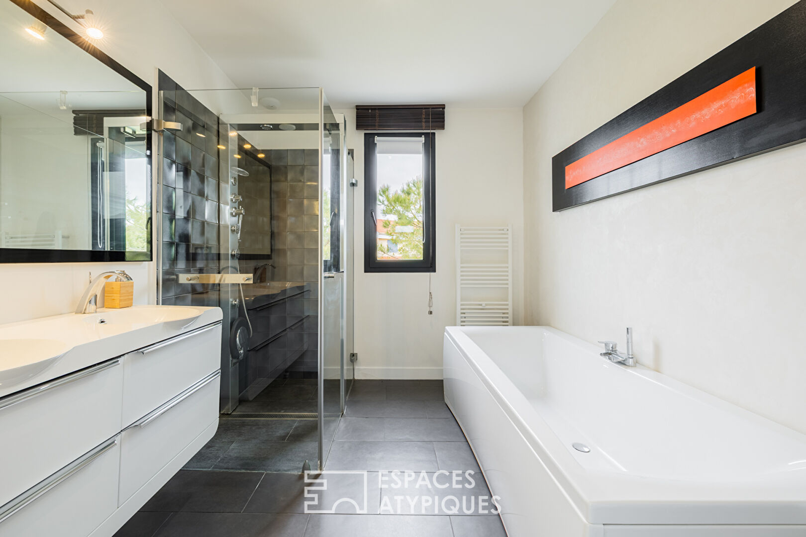 Villa contemporaine et sa piscine à débordement
