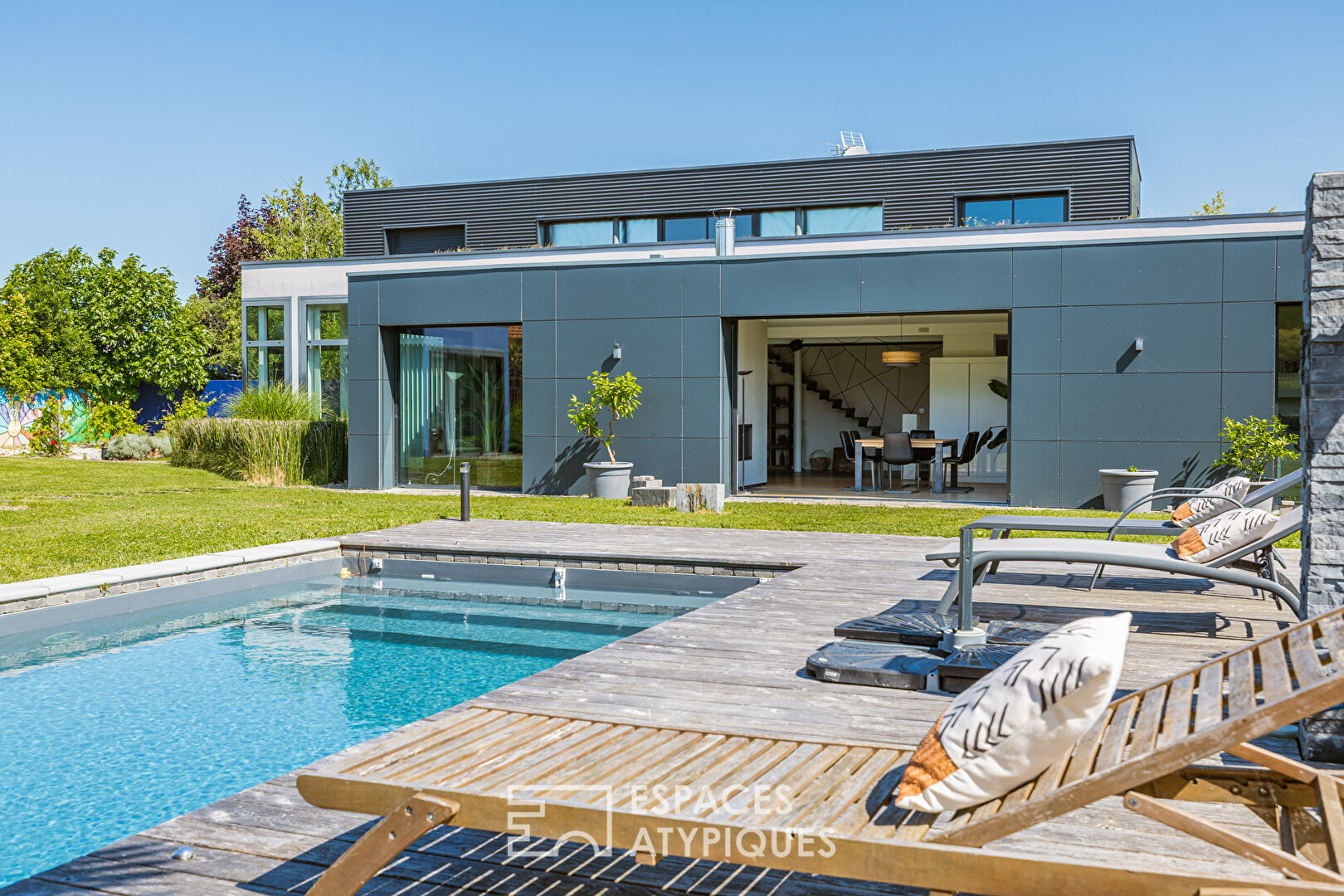 Maison d’architecte au style épuré avec piscine et grands volumes