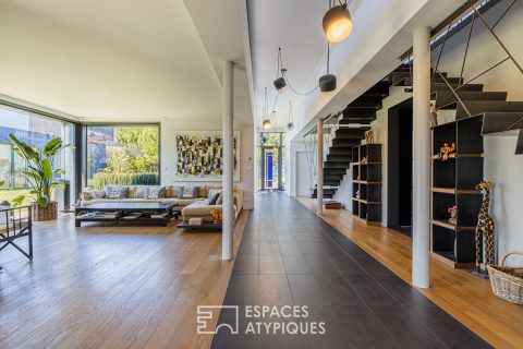 Architect-designed house with a refined style, swimming pool and large volumes