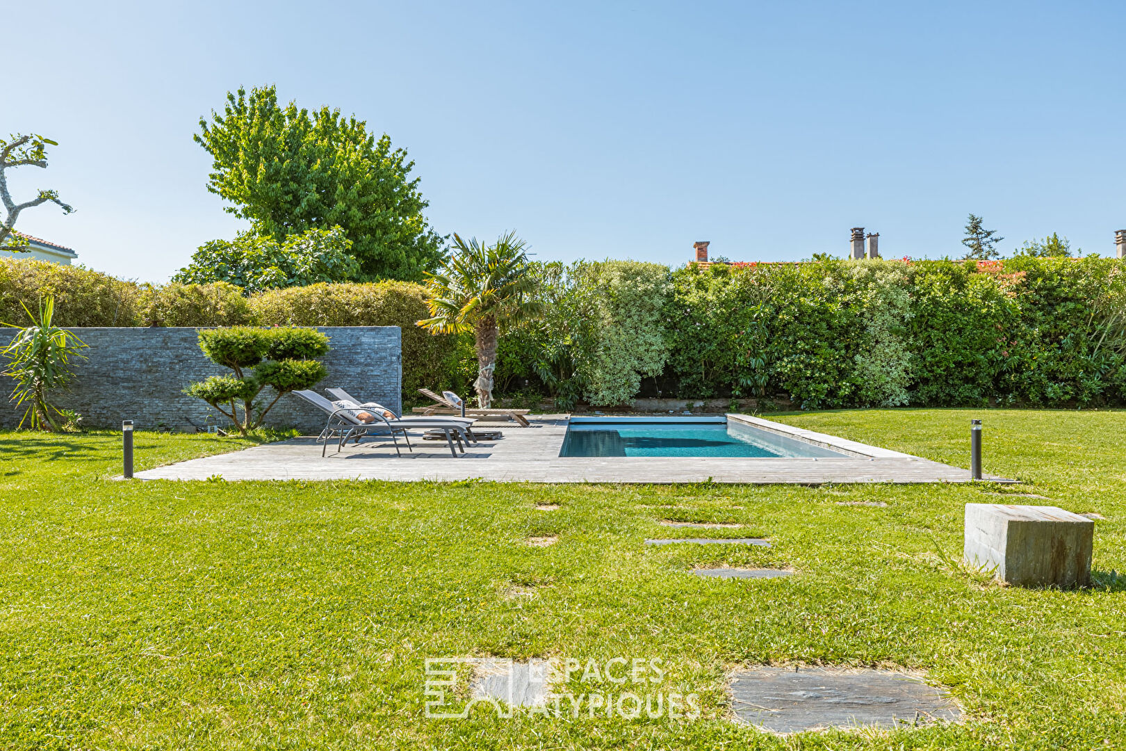 Maison d’architecte au style épuré avec piscine et grands volumes