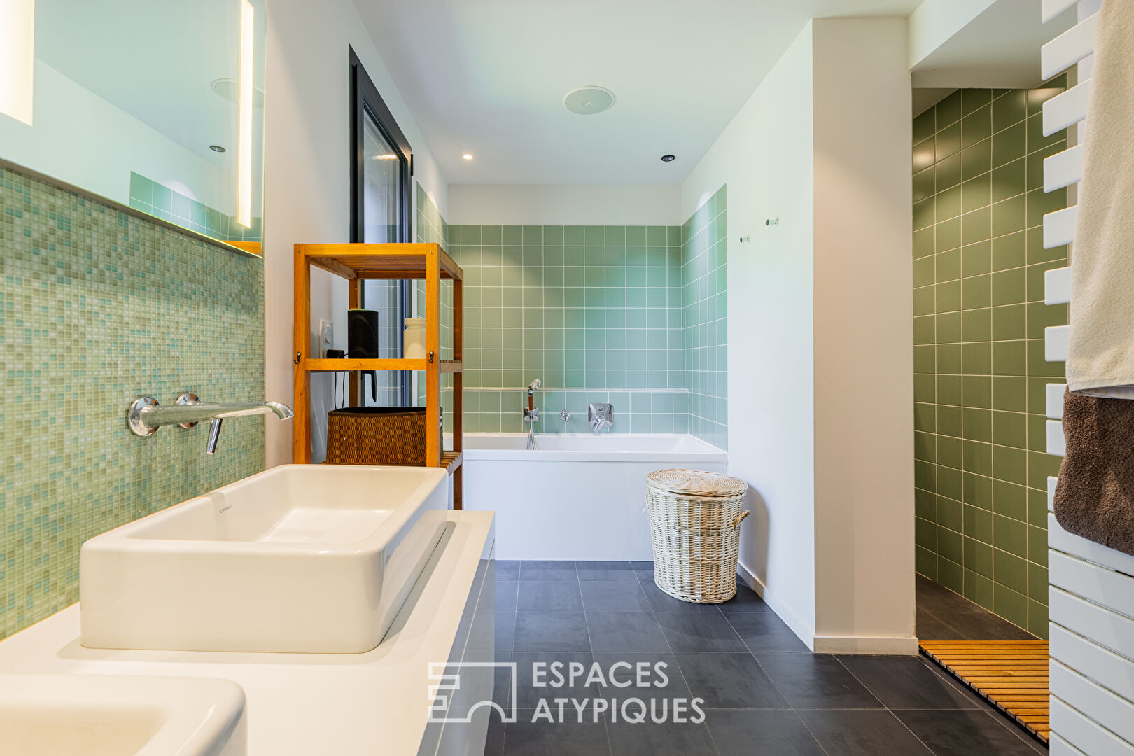 Maison d’architecte au style épuré avec piscine et grands volumes