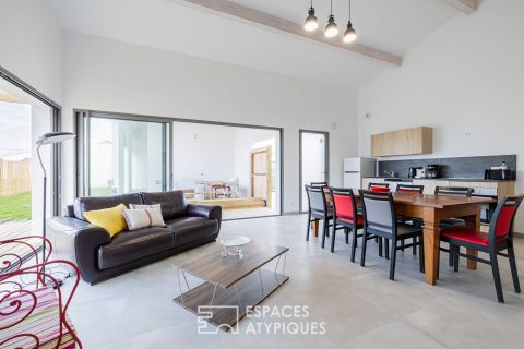 Villa neuve intimiste et lumineuse, avec terrasses et bassin