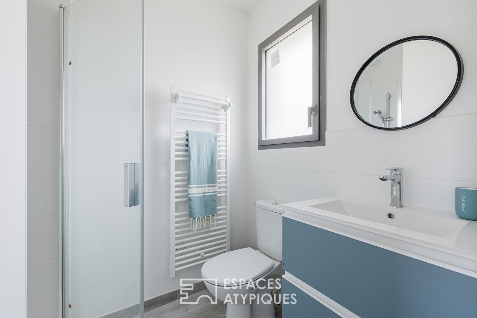 Villa neuve intimiste et lumineuse, avec terrasses et bassin