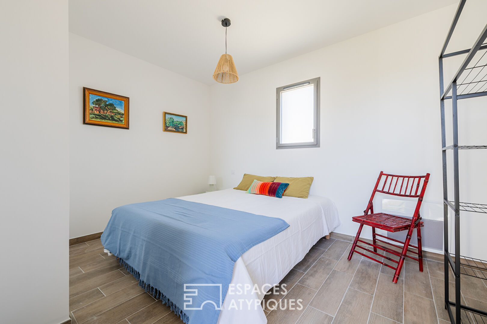 Villa neuve intimiste et lumineuse, avec terrasses et bassin