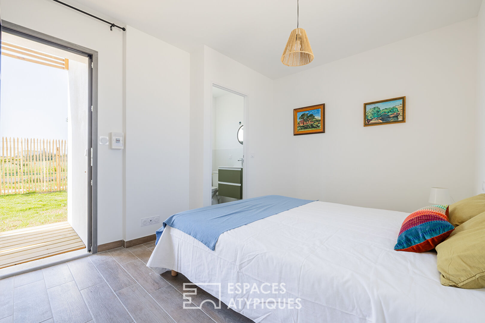 Villa neuve intimiste et lumineuse, avec terrasses et bassin