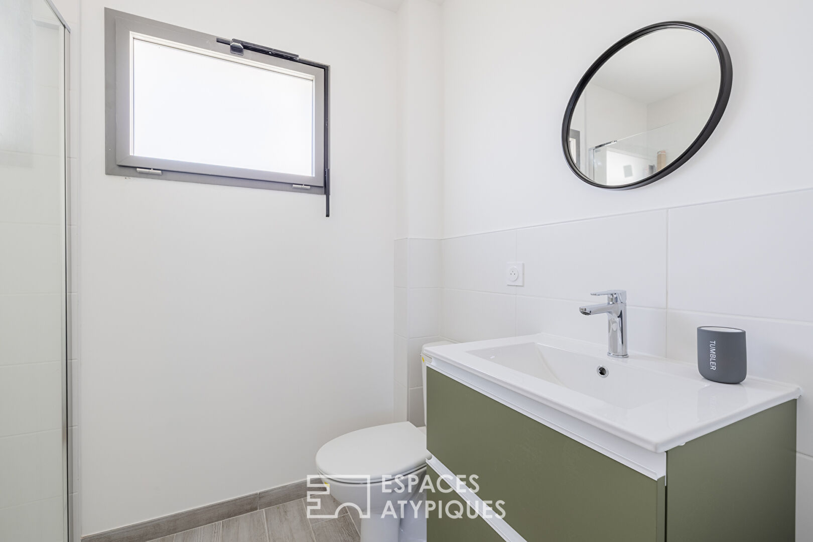 Villa neuve intimiste et lumineuse, avec terrasses et bassin