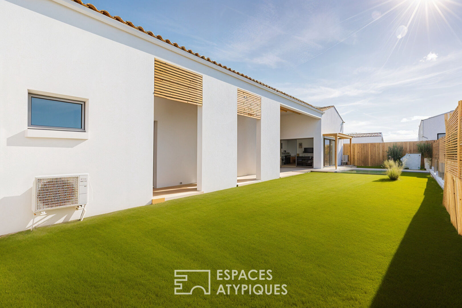 Villa neuve intimiste et lumineuse, avec terrasses et bassin