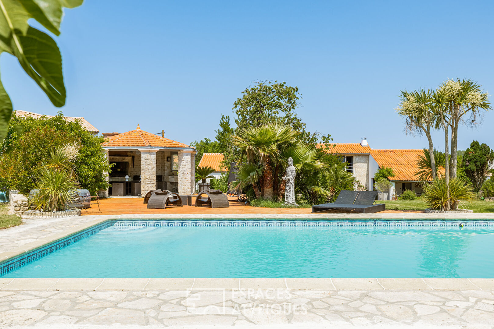 Maison de charme avec piscine et vue dégagée sur son parc