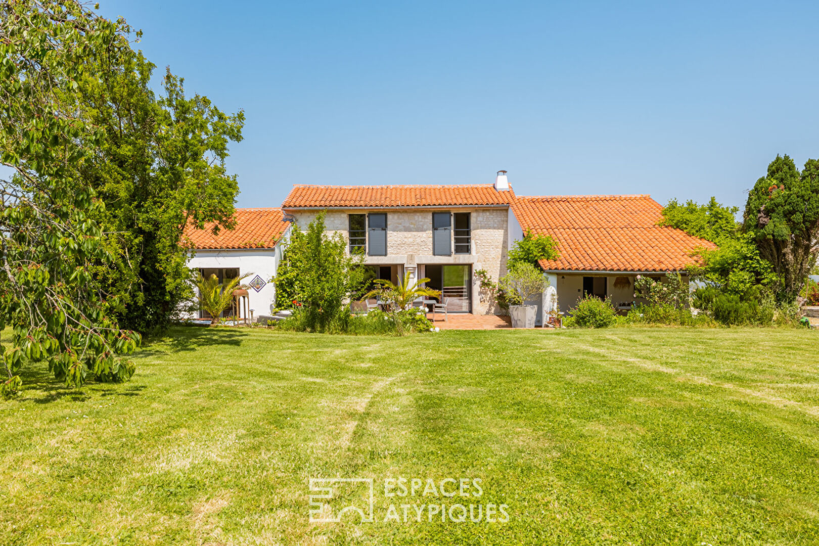 Maison de charme avec piscine et vue dégagée sur son parc