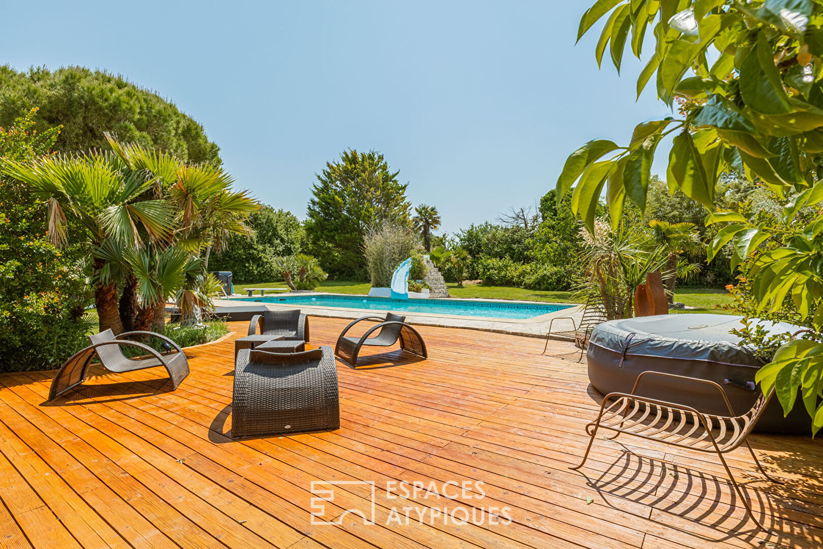 Maison de charme avec piscine et vue dégagée sur son parc