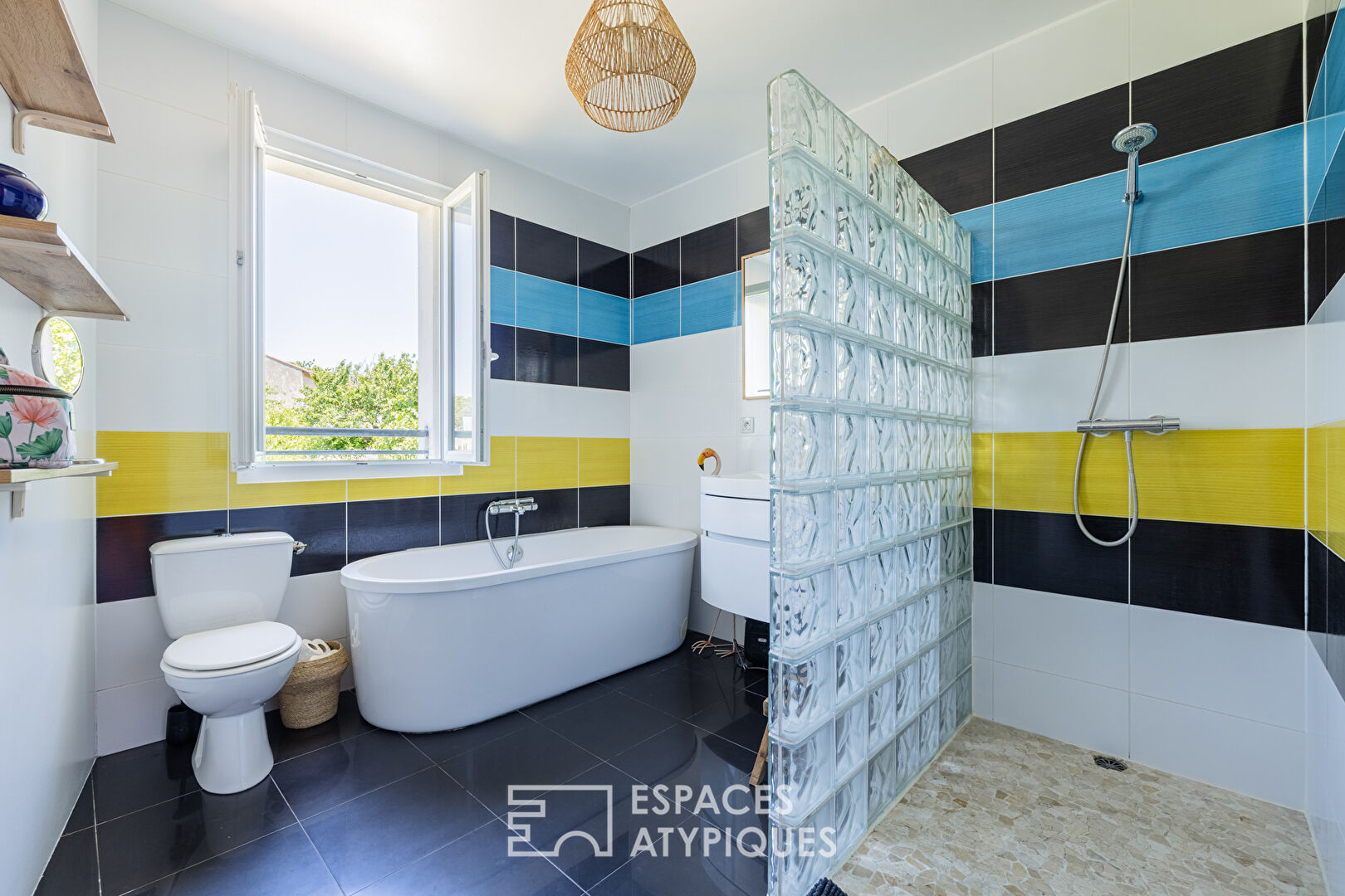 Charm and marine softness 50 meters from the ocean