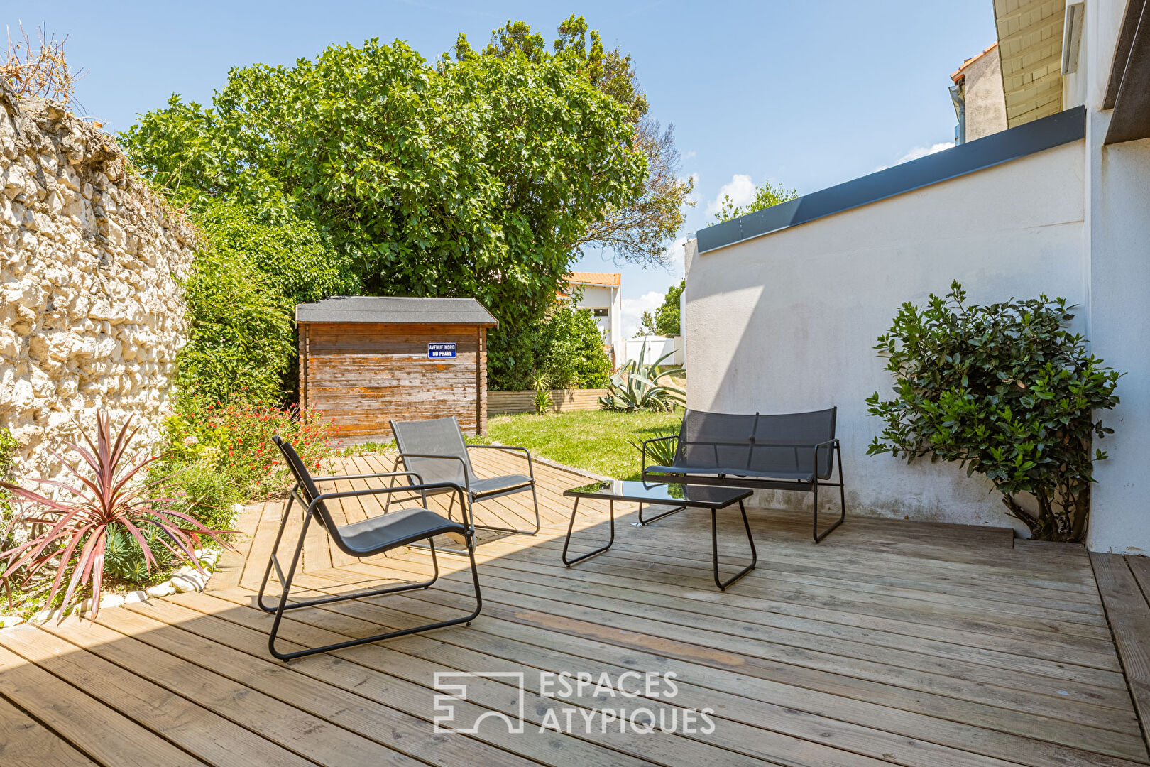 Charm and marine softness 50 meters from the ocean