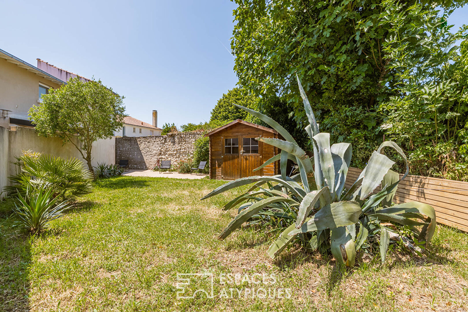 Charm and marine softness 50 meters from the ocean
