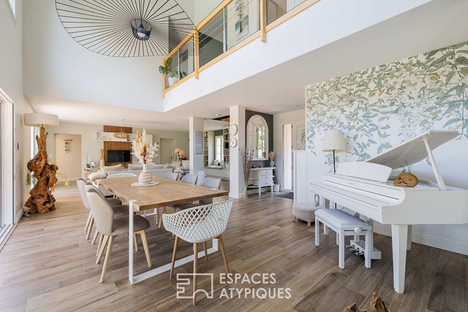 Contemporaine lumineuse dans un cadre bucolique