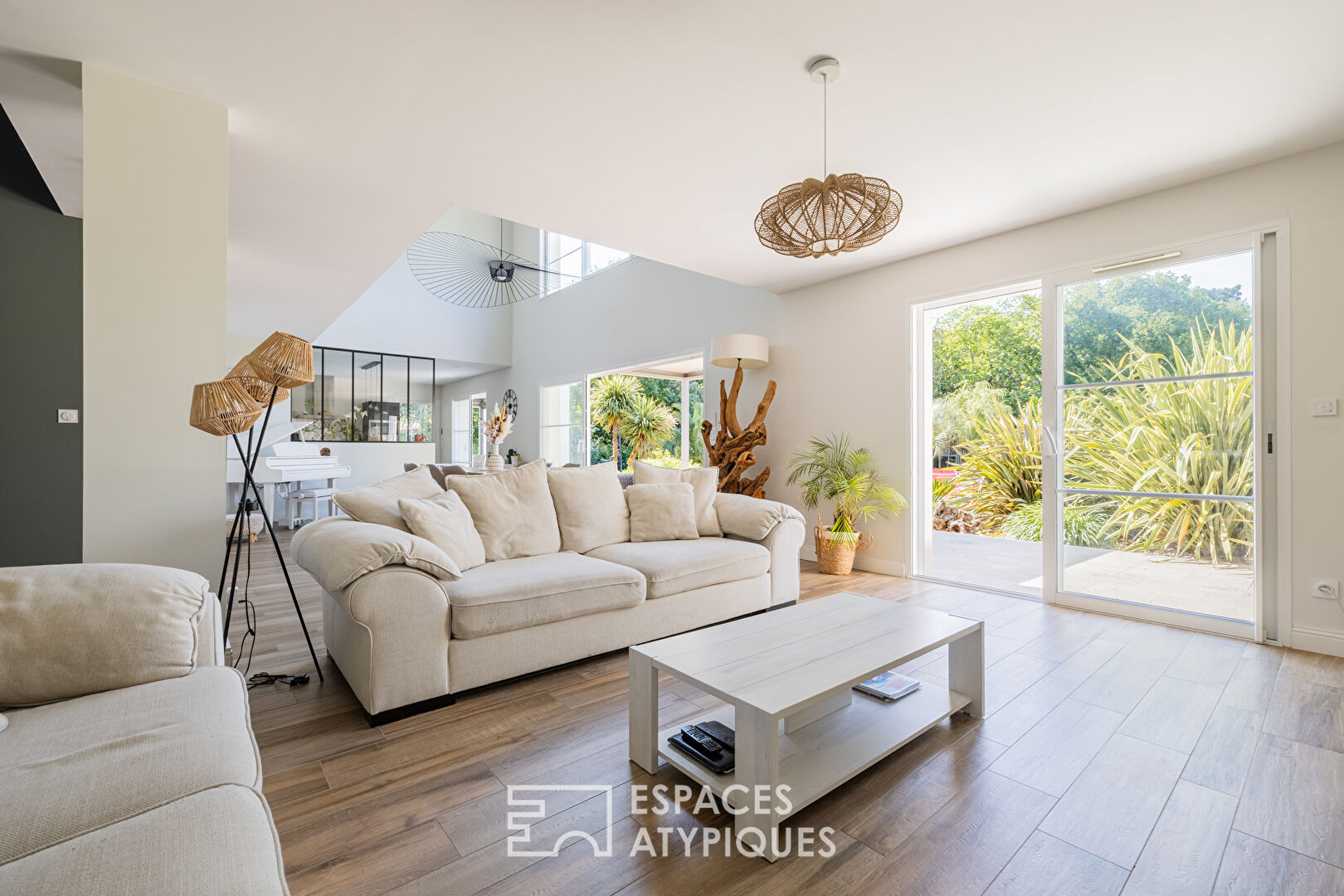Contemporaine lumineuse dans un cadre bucolique