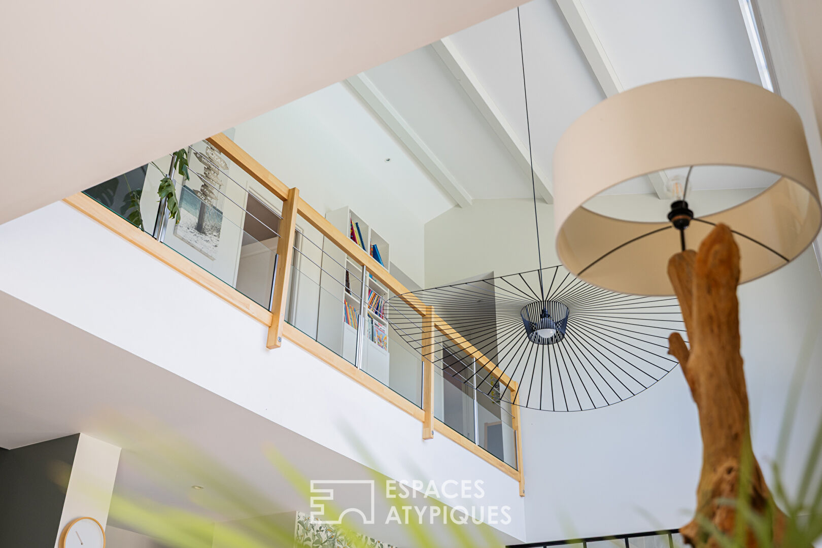 Contemporaine lumineuse dans un cadre bucolique