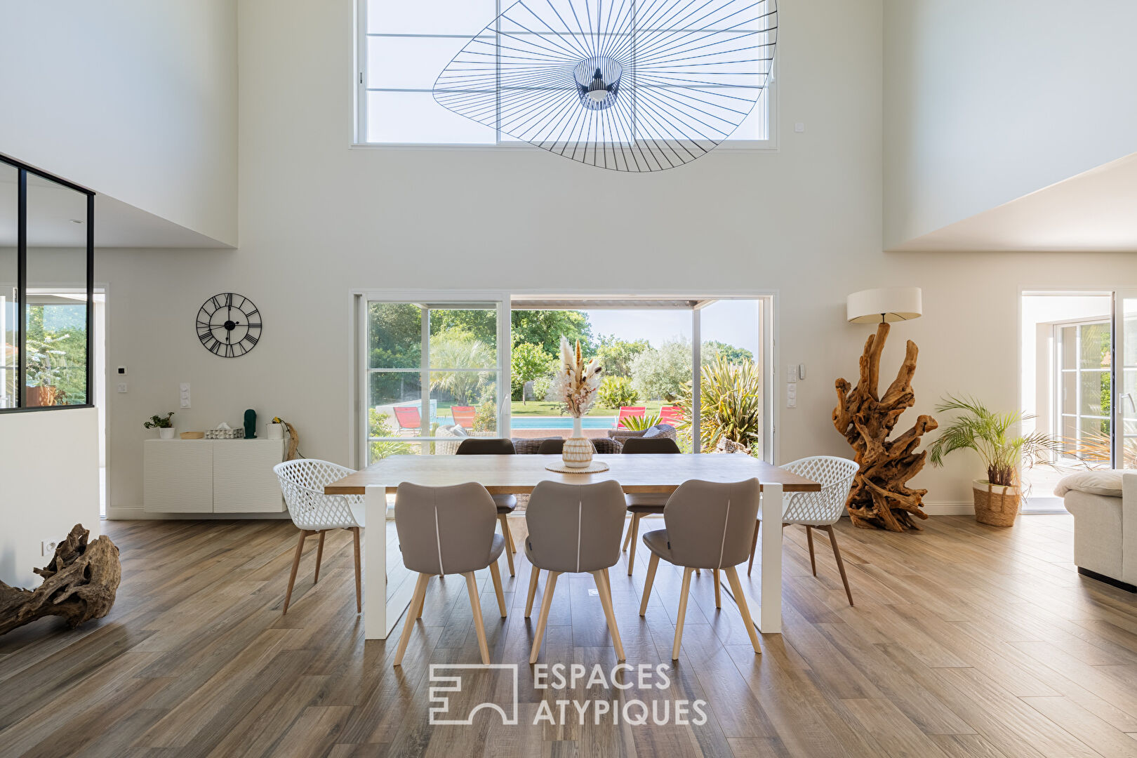 Contemporaine lumineuse dans un cadre bucolique