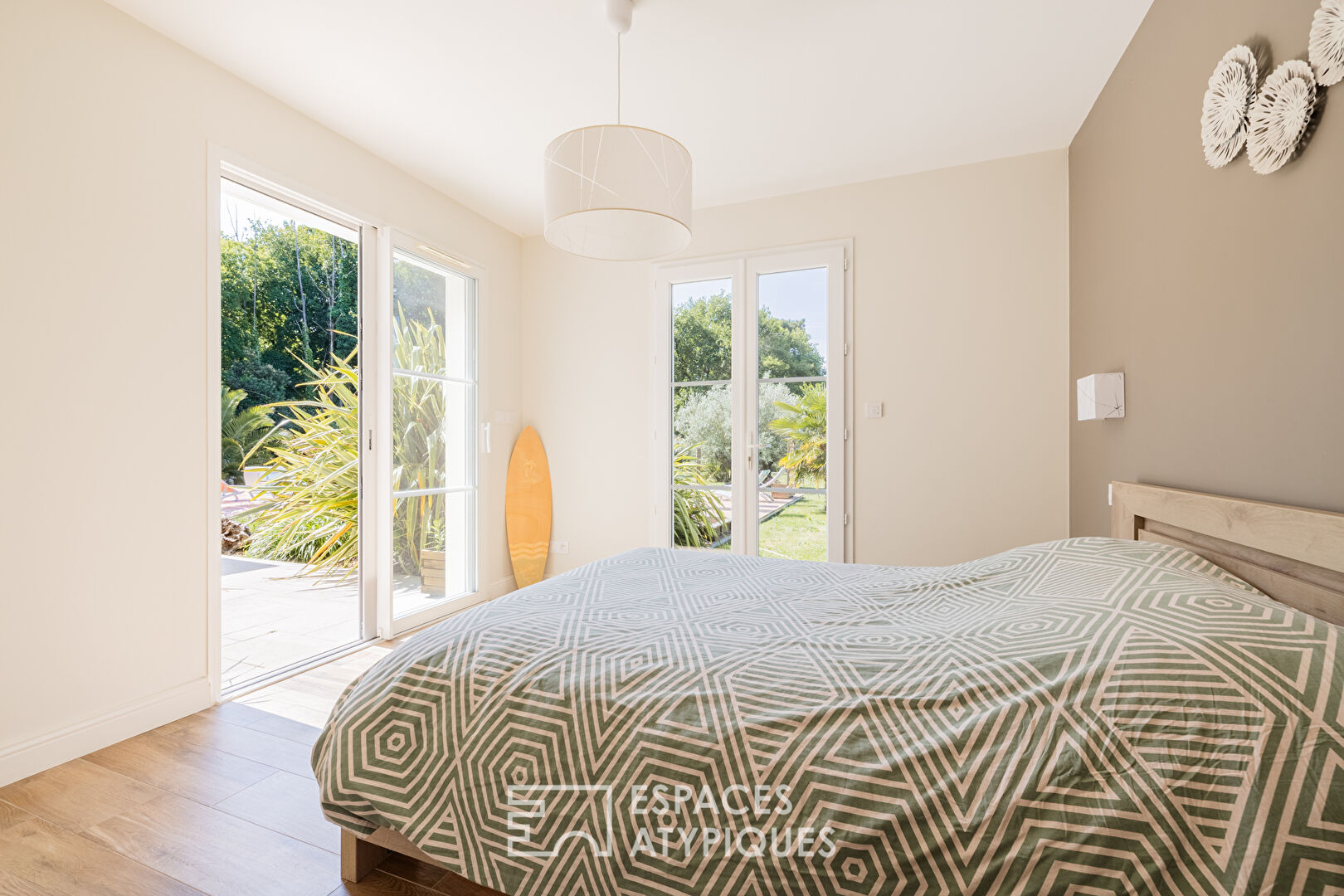 Contemporaine lumineuse dans un cadre bucolique