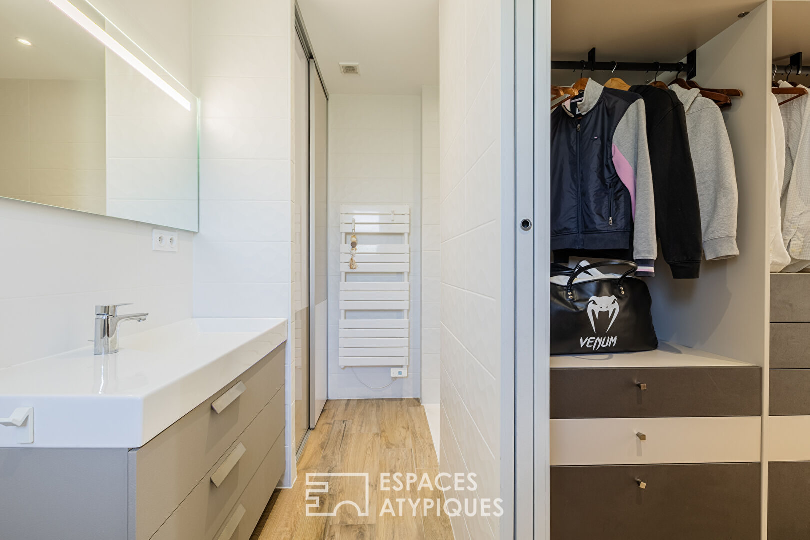 Contemporaine lumineuse dans un cadre bucolique