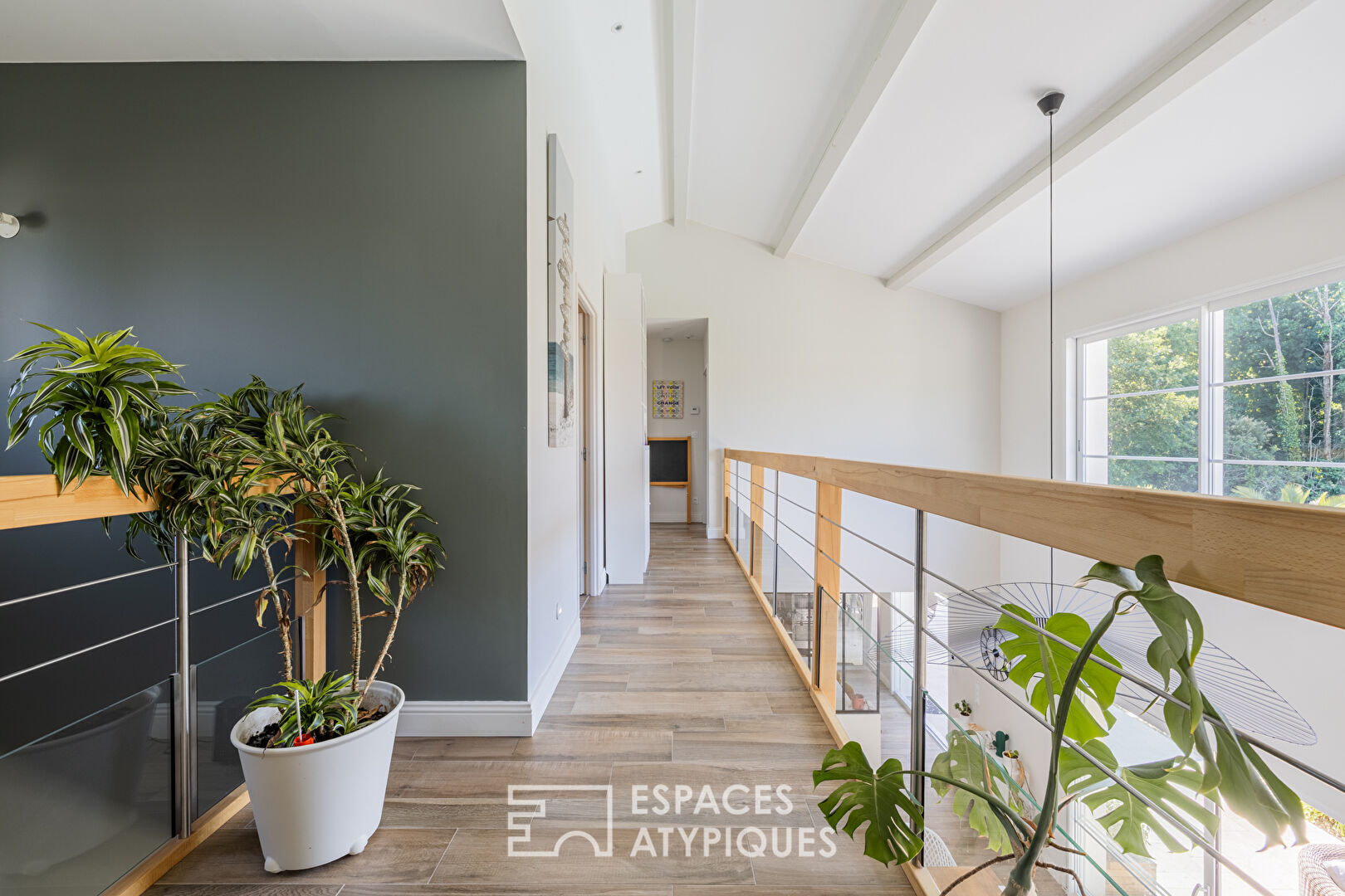 Contemporaine lumineuse dans un cadre bucolique
