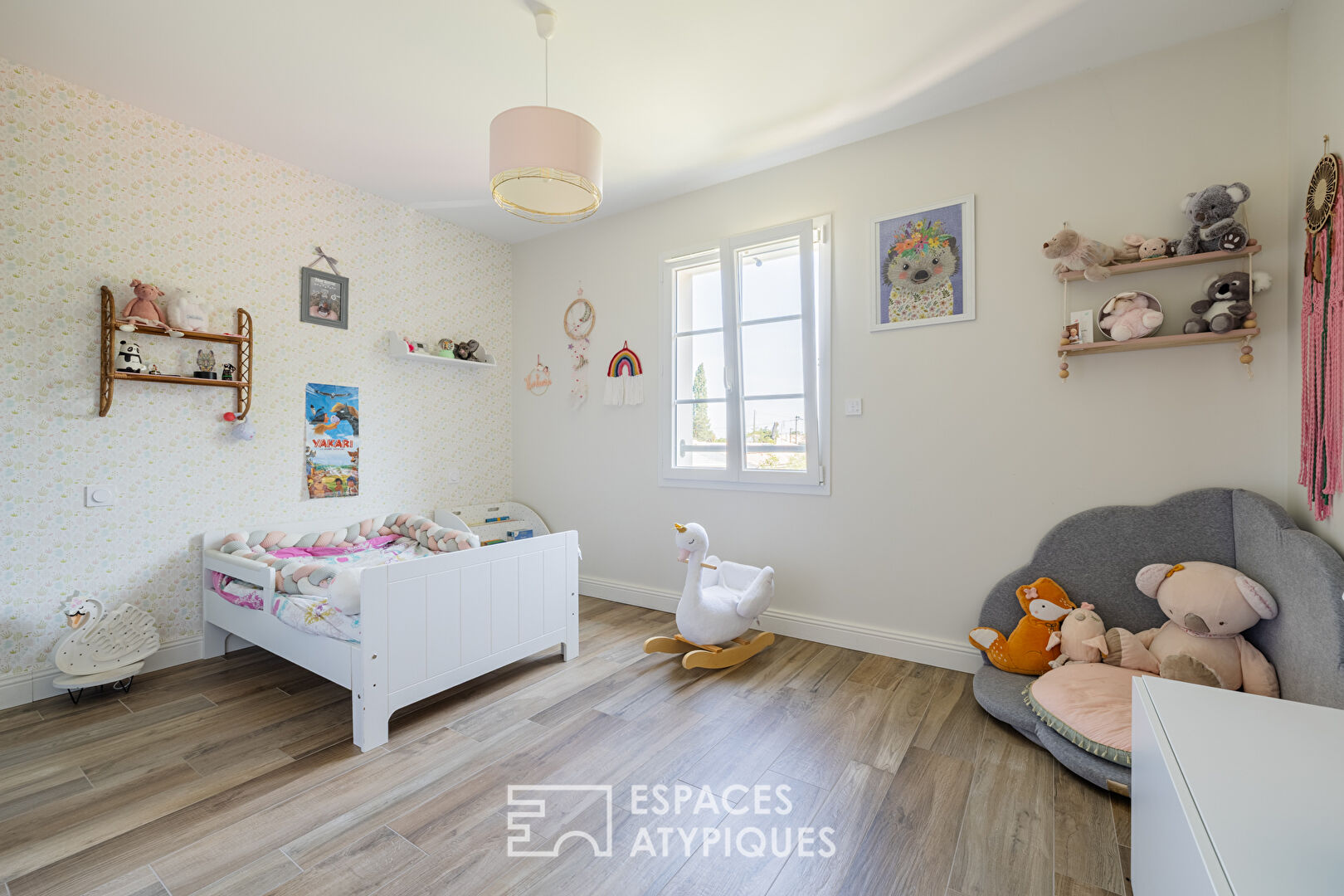 Contemporaine lumineuse dans un cadre bucolique