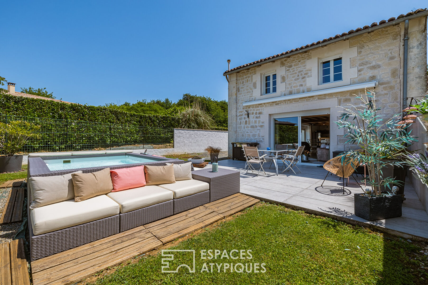 Maison charentaise rénovée entre Saintes et les plages