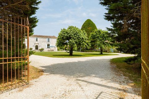 Logis du XIVe siècle au coeur d’un écrin de verdure sur la côte Atlantique