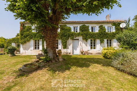 Charentaise de charme à rénover avec gîtes, piscine et dépendances