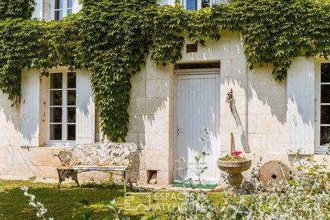 Charentaise de charme à rénover avec gîtes, piscine et dépendances