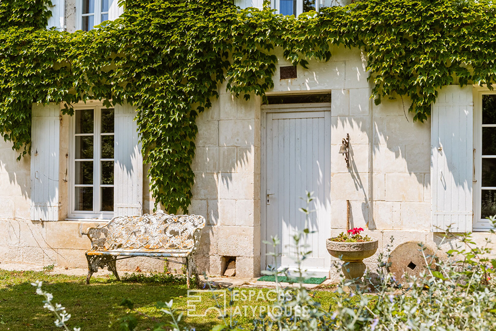 Charentaise de charme à rénover avec gîtes, piscine et dépendances