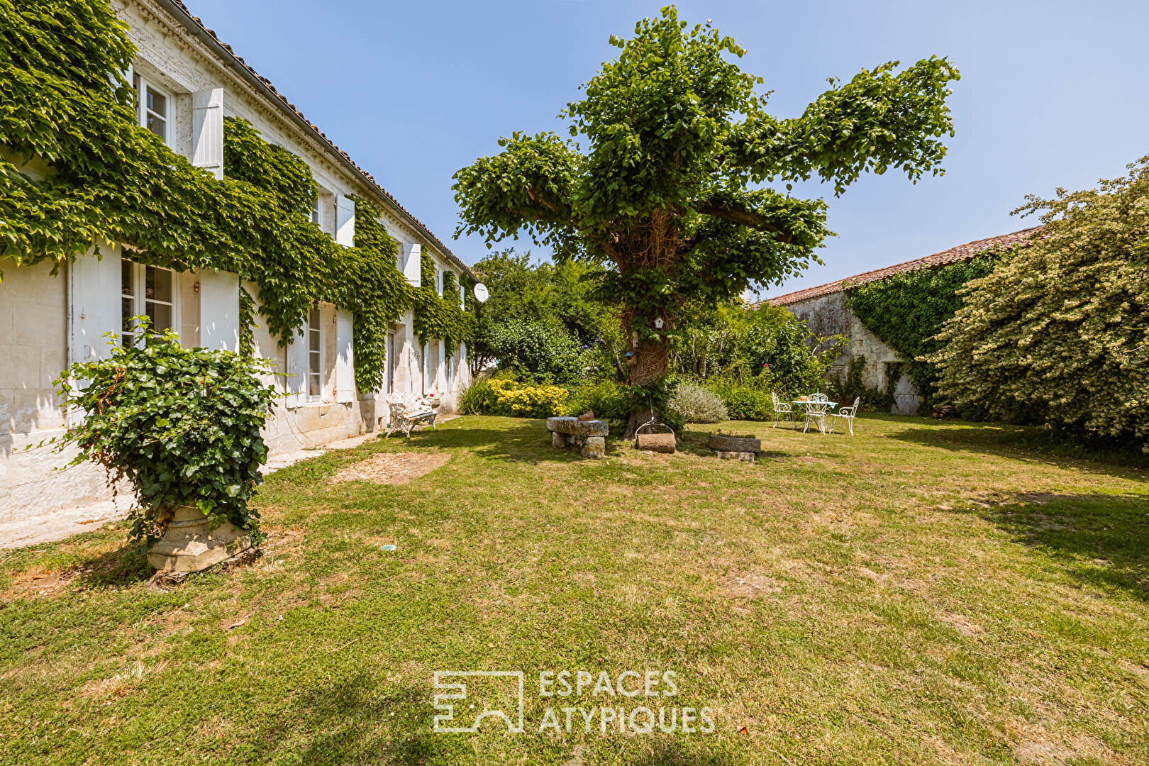Charentaise de charme à rénover avec gîtes, piscine et dépendances