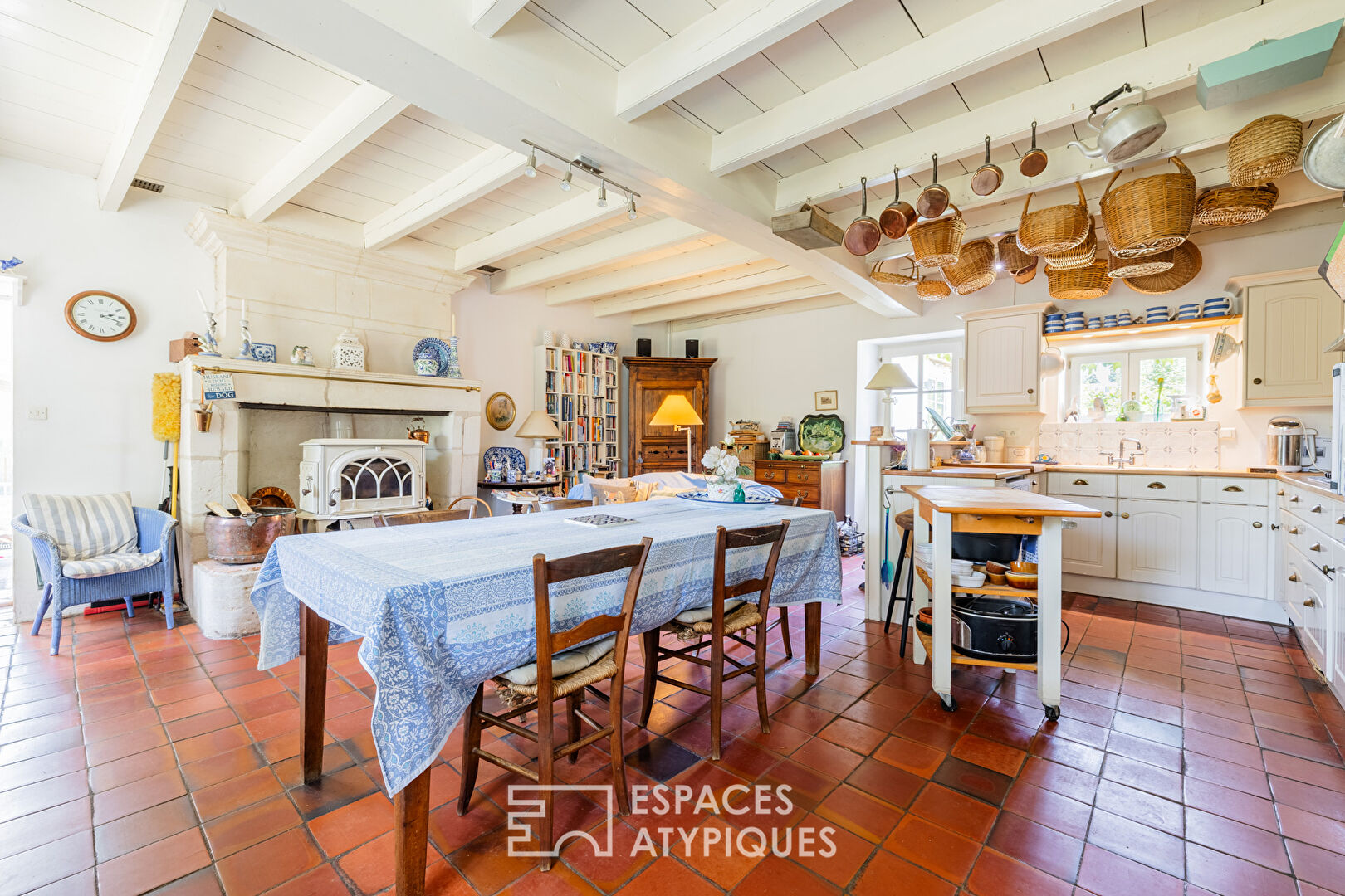 Charentaise de charme à rénover avec gîtes, piscine et dépendances